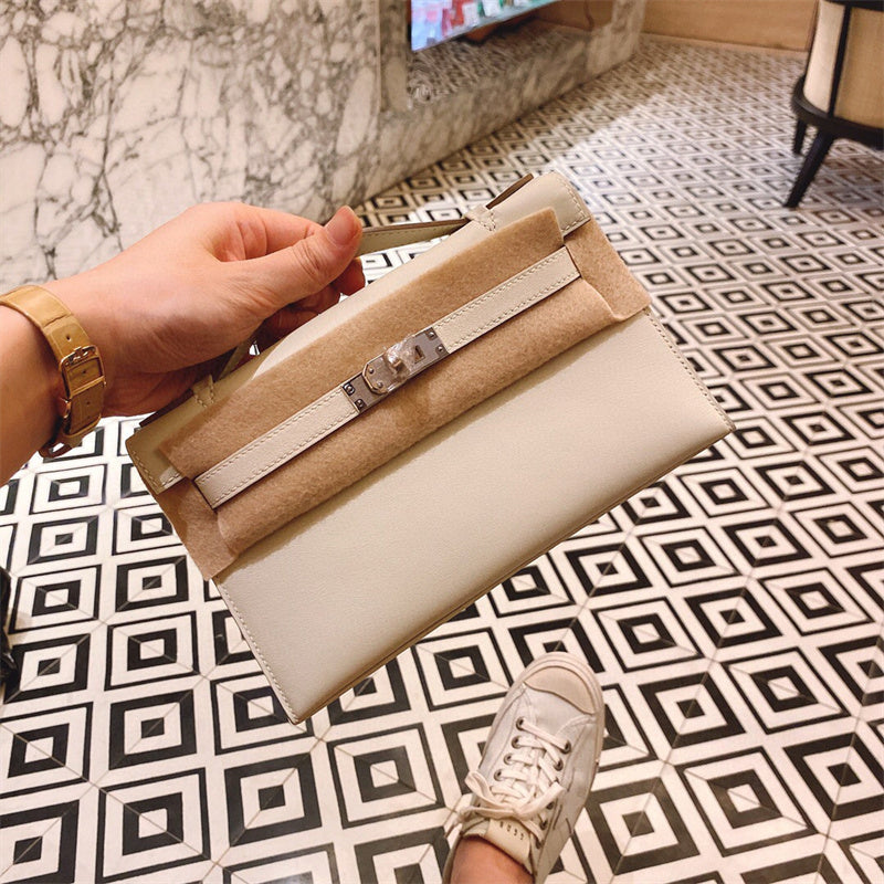 Refined shoulder bag carried on shoulder
