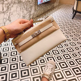  Refined shoulder bag carried on shoulder