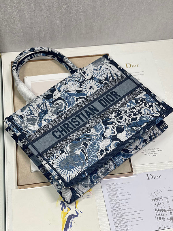 Interior view of everyday-luxe signature women's handbag – women's premium purse