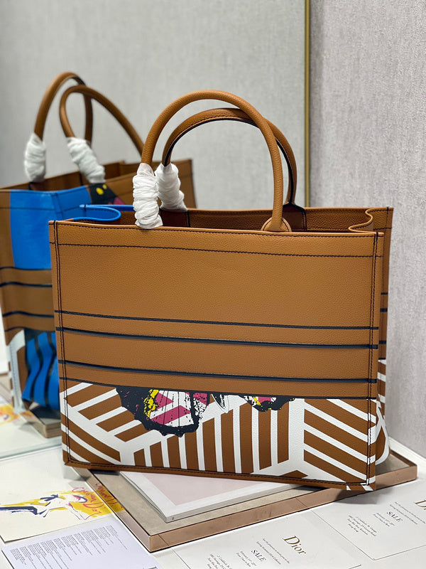 Side profile of everyday-luxe signature women's handbag – women's premium purse