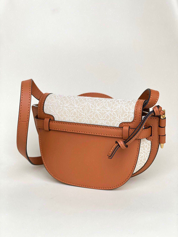 Ziva's Charm handbag – close-up view (21cm*12.5cm*9cm)