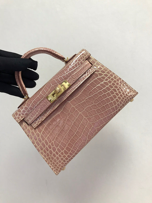 Fluid handbag styled for everyday wear