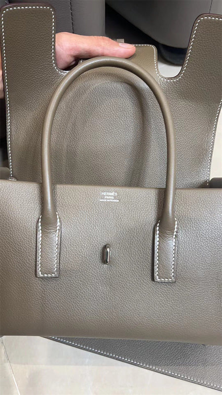  minimalist shopper bag detail view showing craftsmanship