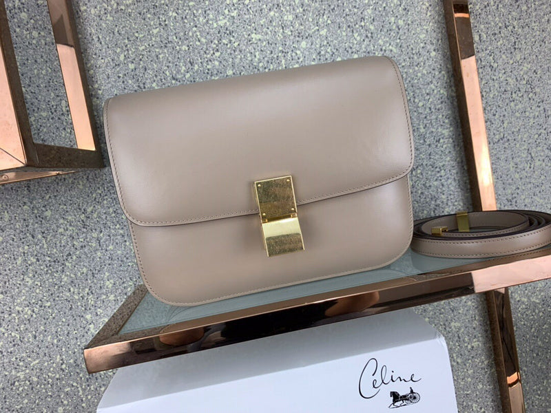 Side profile of modern classic women's handbag – women's luxury accessory