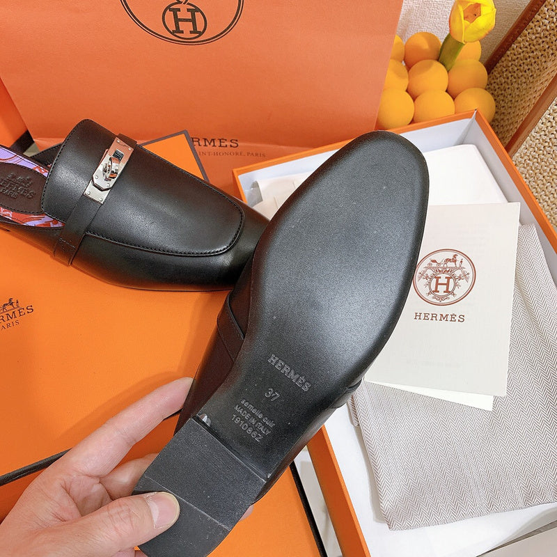 Hermès Grey Low-Top Sneakers - Sole Detail View