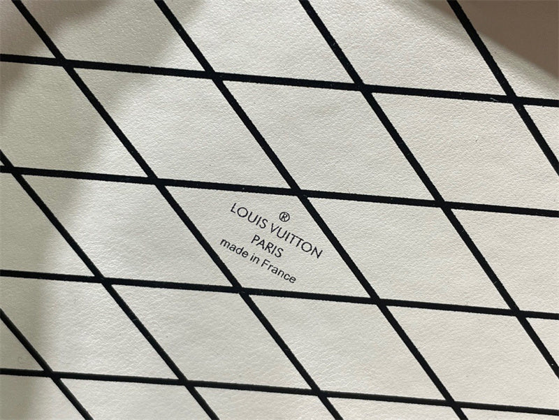  chic shopper bag detail view showing craftsmanship 8