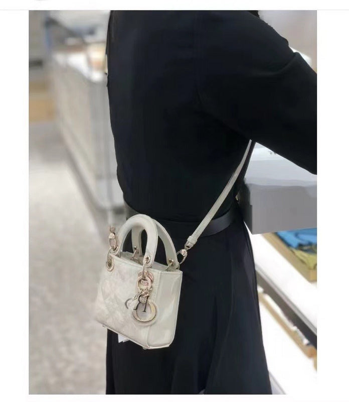 Handle and strap detail of everyday-luxe elevated women's handbag – women's everyday handbag
