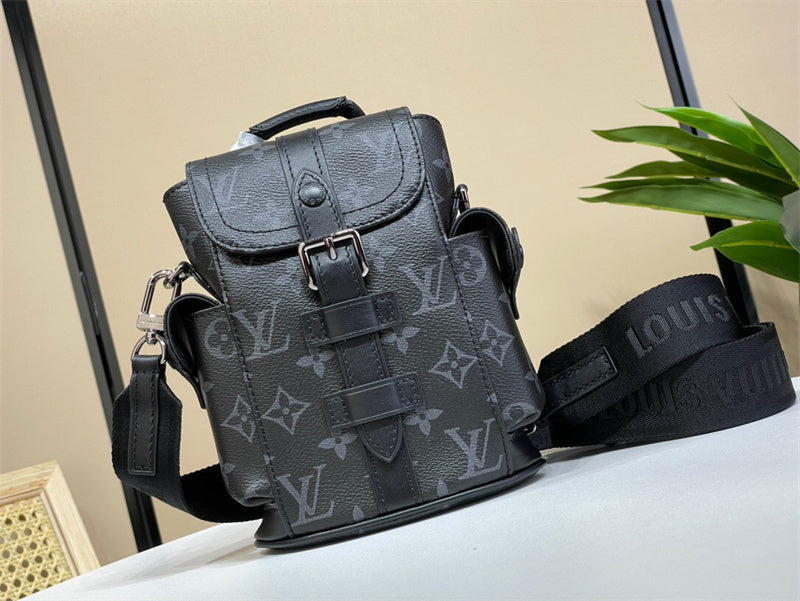  Structured top-handle bag front view
