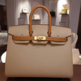  Minimalist carryall bag front view