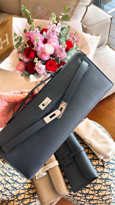  minimalist handbag styled with outfit
