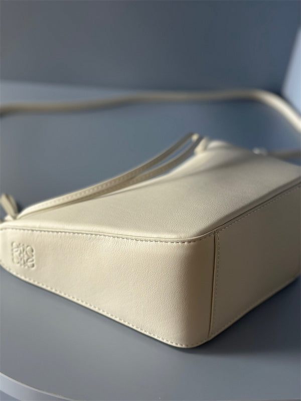 Ziva's Charm handbag – carry view (28cm*17cm*9.5cm)