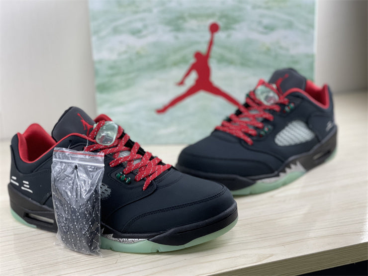 Nike Men's & Women's Premium Low-Top Trainers — Style 253 angle view