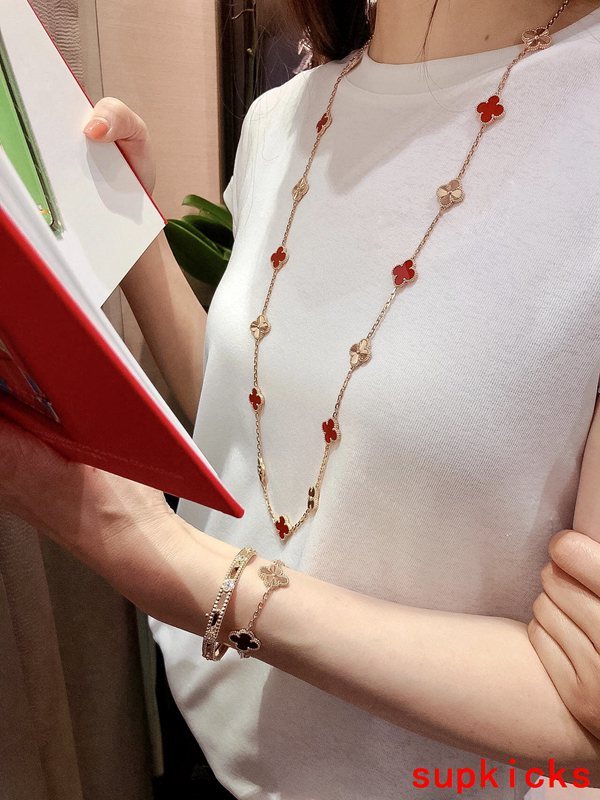 Angled view of Van Cleef & Arpels unisex jewelry piece