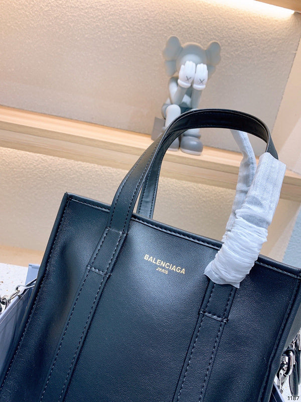Ziva's Charm handbag – close-up view (one versatile size)