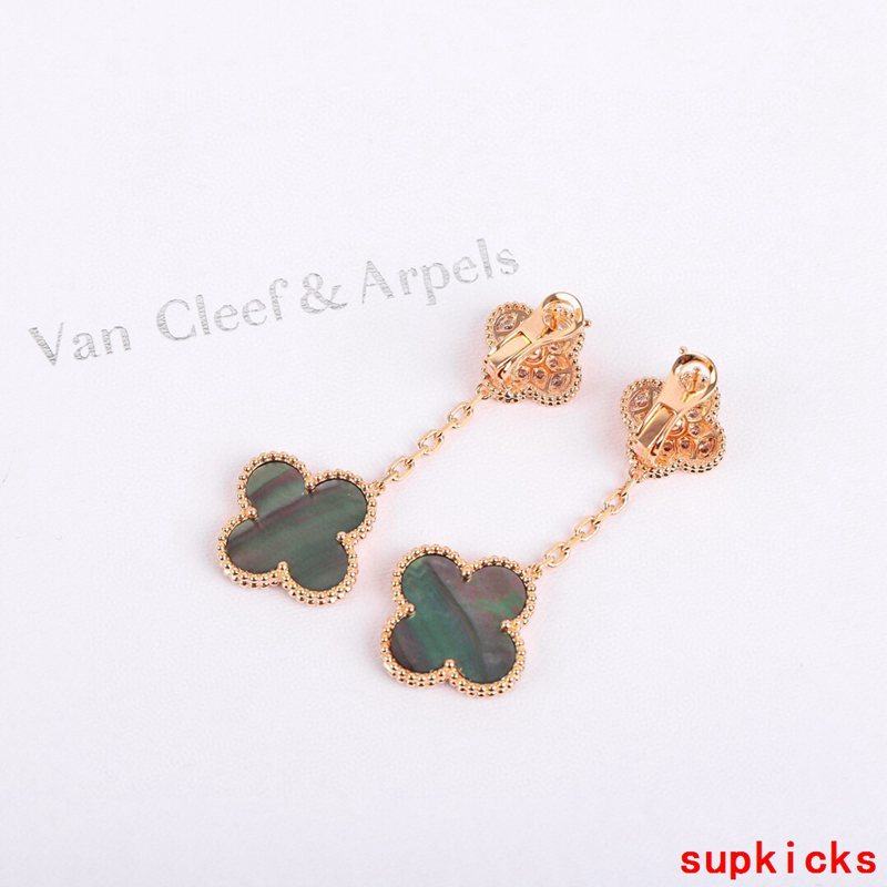Full view of Van Cleef & Arpels unisex jewelry piece