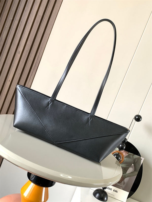 Ziva's Charm handbag – carry view (39cm*12.3cm*12.5cm)