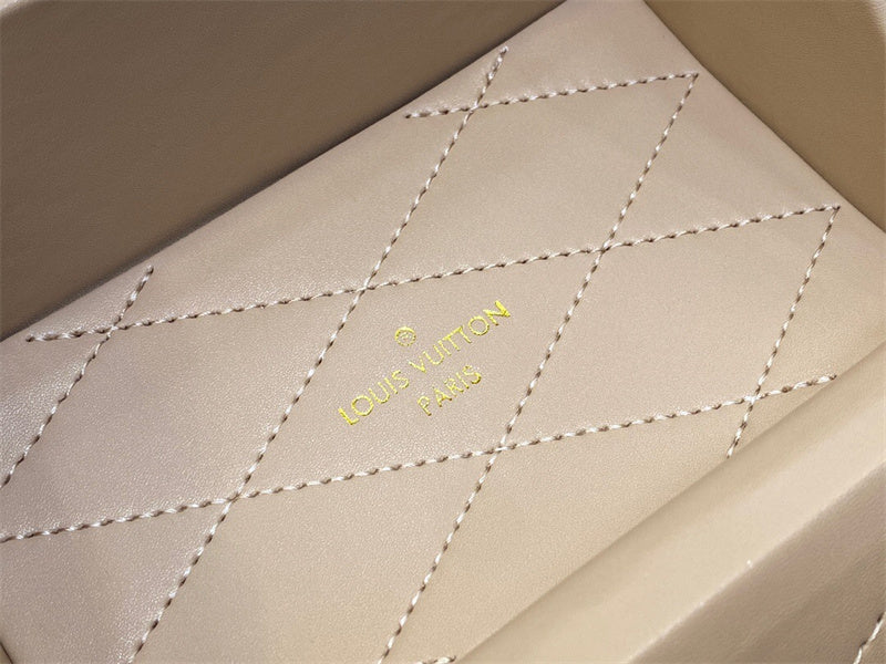  signature shopper bag styled with outfit 12