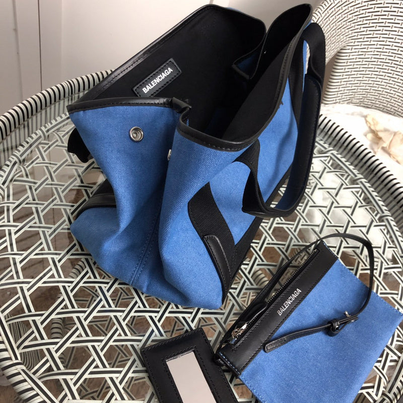 Handle and strap detail of premium classic women's handbag – women's statement bag