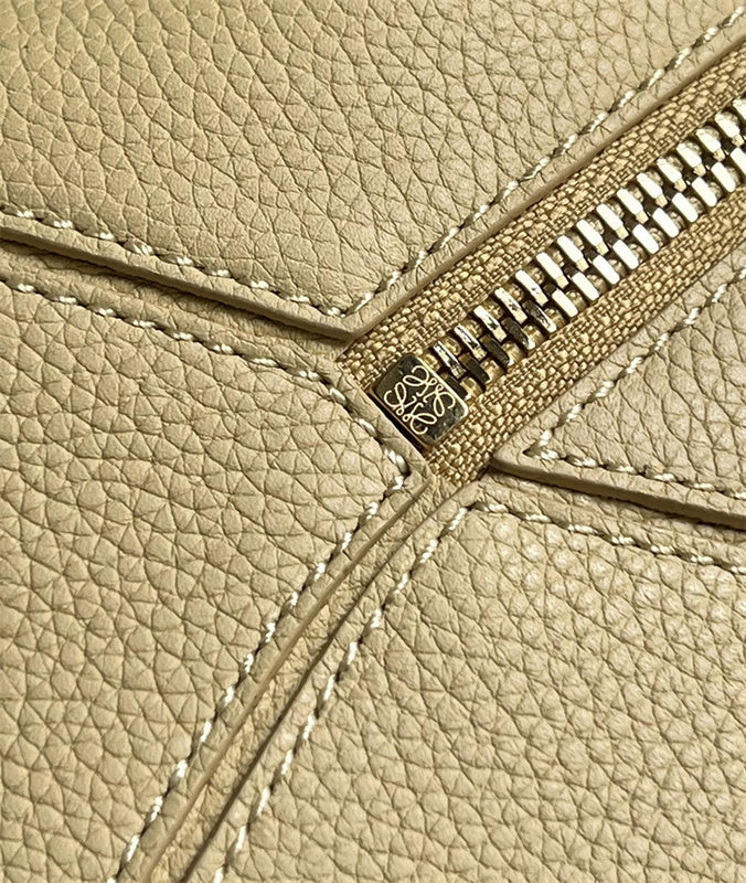 Ziva's Charm handbag – close-up view (24cm*10cm*14cm)