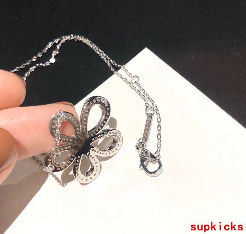 Full view of Van Cleef & Arpels unisex jewelry piece