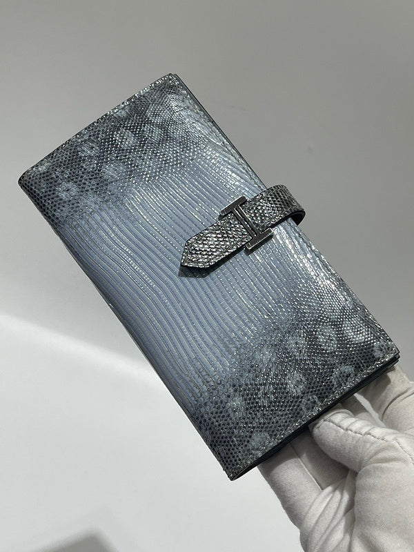 Interior view of effortless premium bag