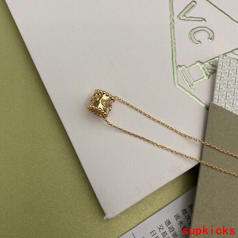 Full view of Van Cleef & Arpels unisex jewelry piece