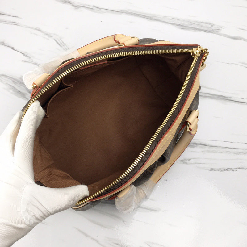 Side profile of chic everyday-luxe women's handbag – women's designer-style accessory