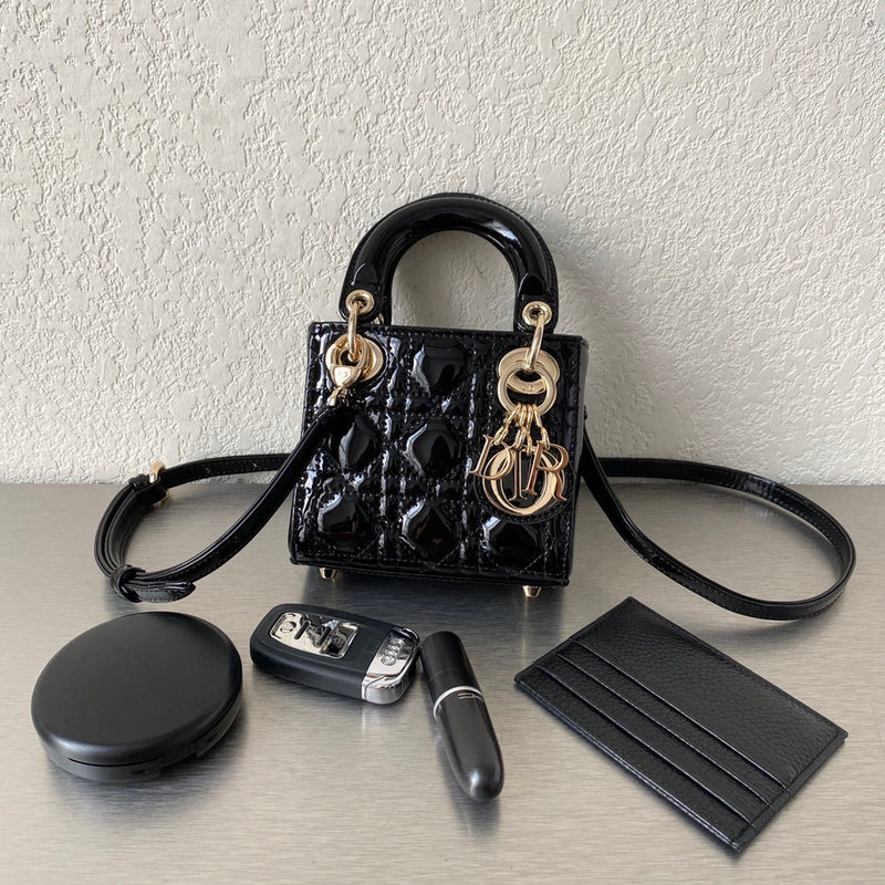 Handle and strap detail of elevated chic women's handbag – women's everyday handbag