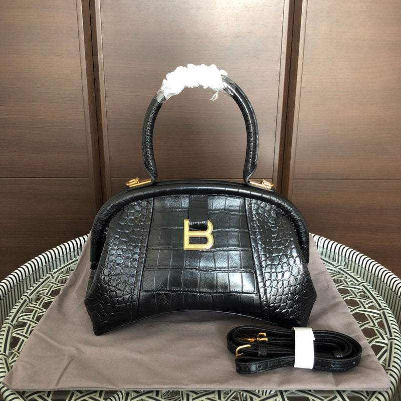 Front view of modern chic women's handbag – women's designer-style accessory