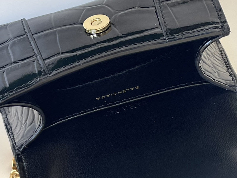 Zivas Charm Modern Minimalist Look Statement Handbag (Considered Detail & Form) – Detail View