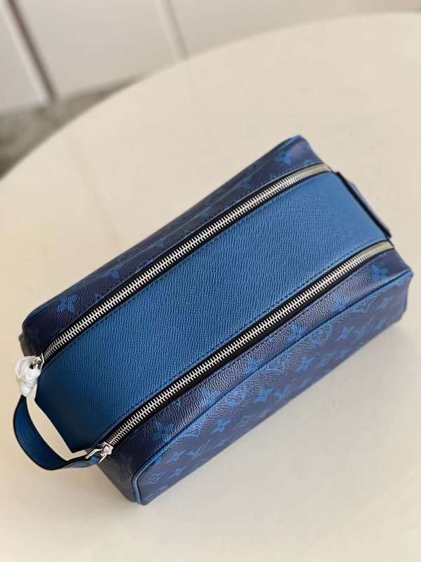 Handle and strap detail of sleek structured women's handbag – women's luxury accessory