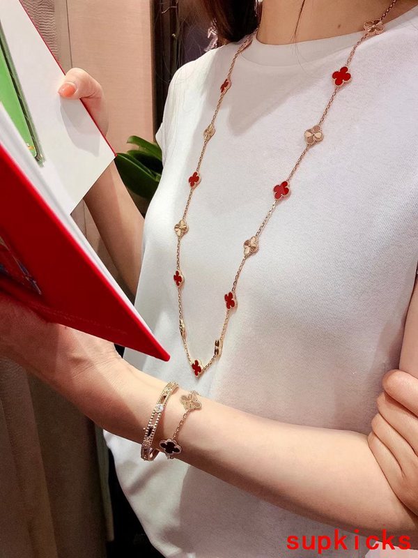 Close-up detail view of Van Cleef & Arpels unisex jewelry piece