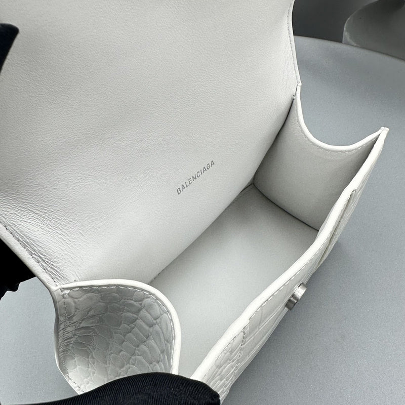 Zivas Charm Chic Craftsmanship Fashion Handbag (Polished Everyday Piece) – Close-Up Detail