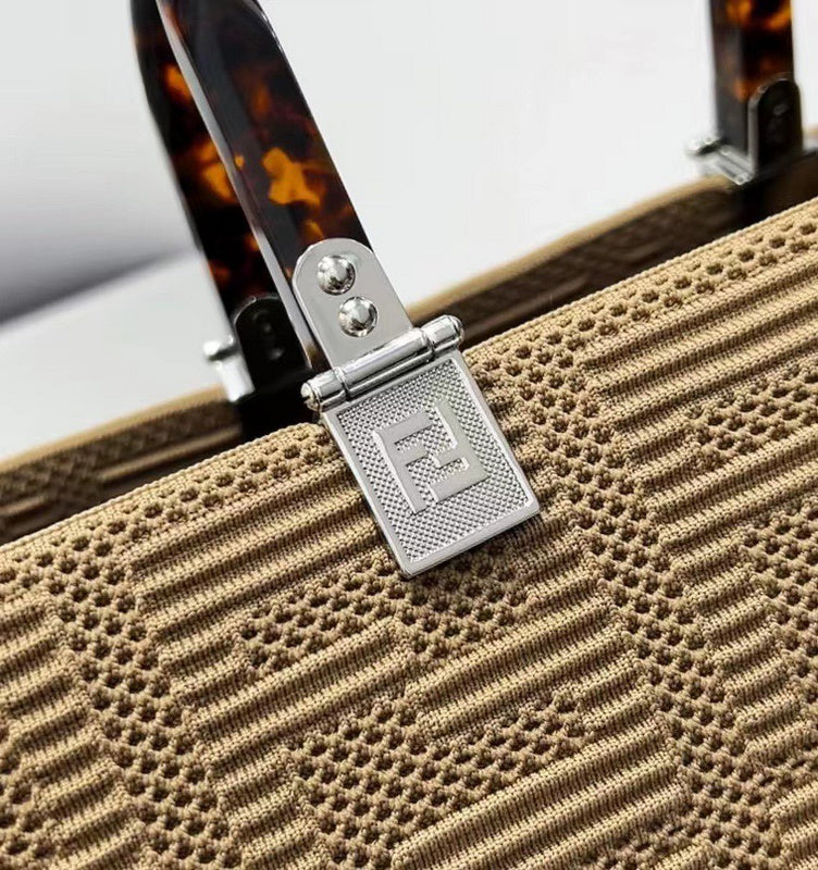 Ziva's Charm handbag – detail view (Standard Size)
