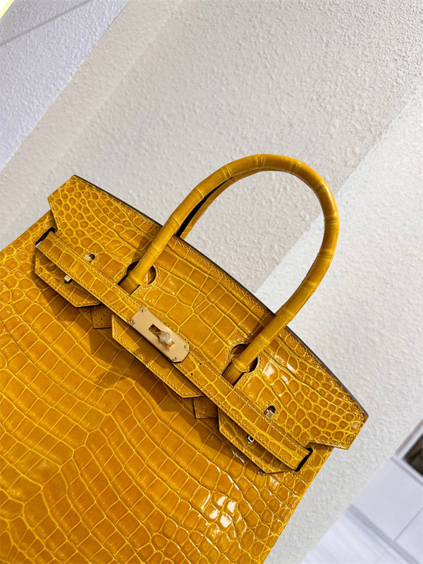  Refined carryall bag front view 7
