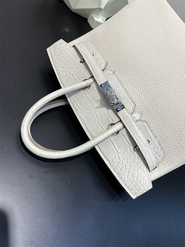  Curated everyday bag front view 7
