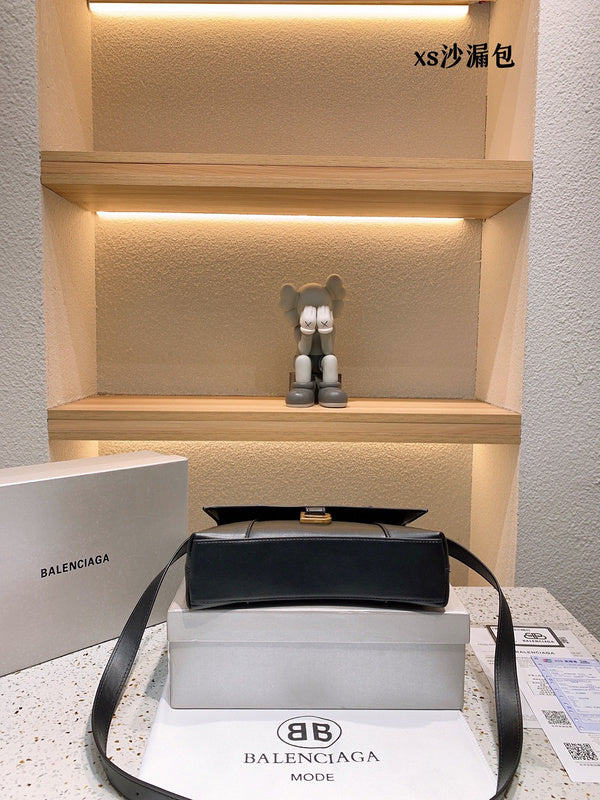 Ziva's Charm handbag – product shot (one versatile size)