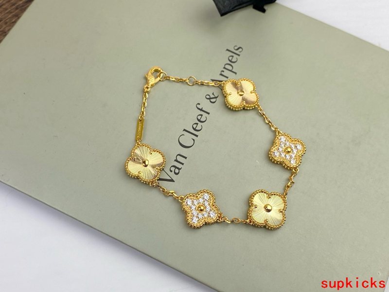 Angled view of Van Cleef & Arpels unisex jewelry piece