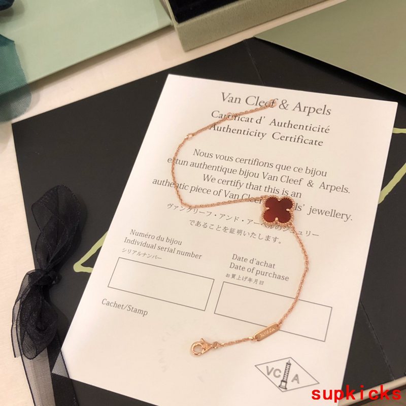 Front view of Van Cleef & Arpels unisex jewelry piece