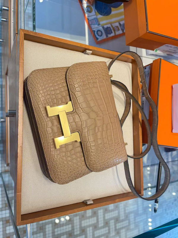 Fluid handbag styled for everyday wear