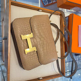 Fluid handbag styled for everyday wear