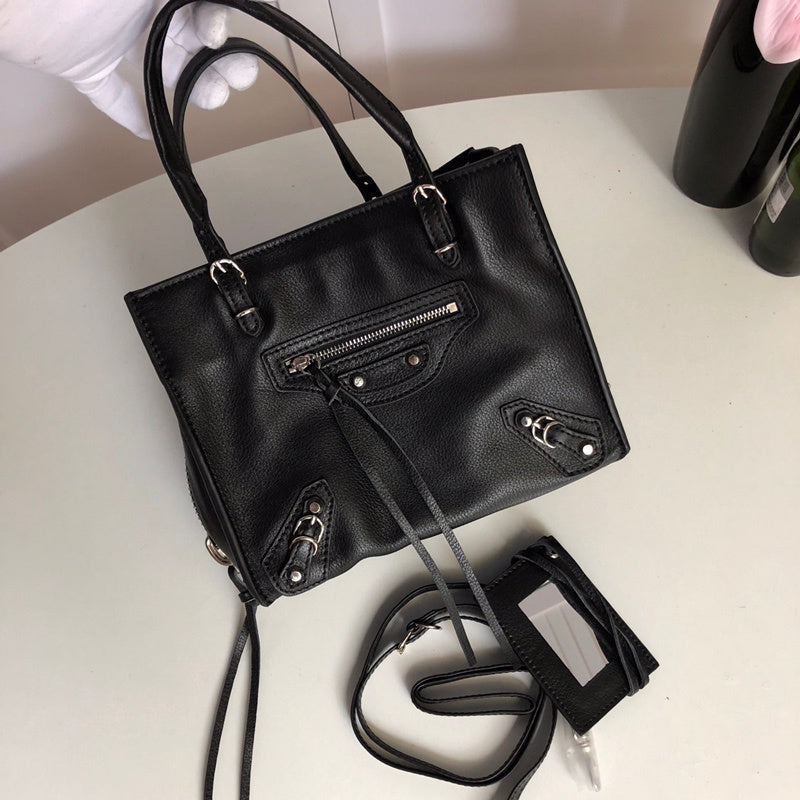 Handle and strap detail of polished premium women's handbag – women's everyday handbag