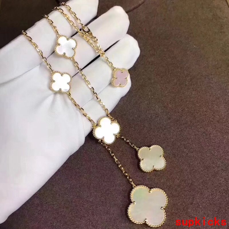 Front view of Van Cleef & Arpels unisex jewelry piece