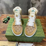 Gucci classic monochrome luxury sneakers view 5 retro runner design