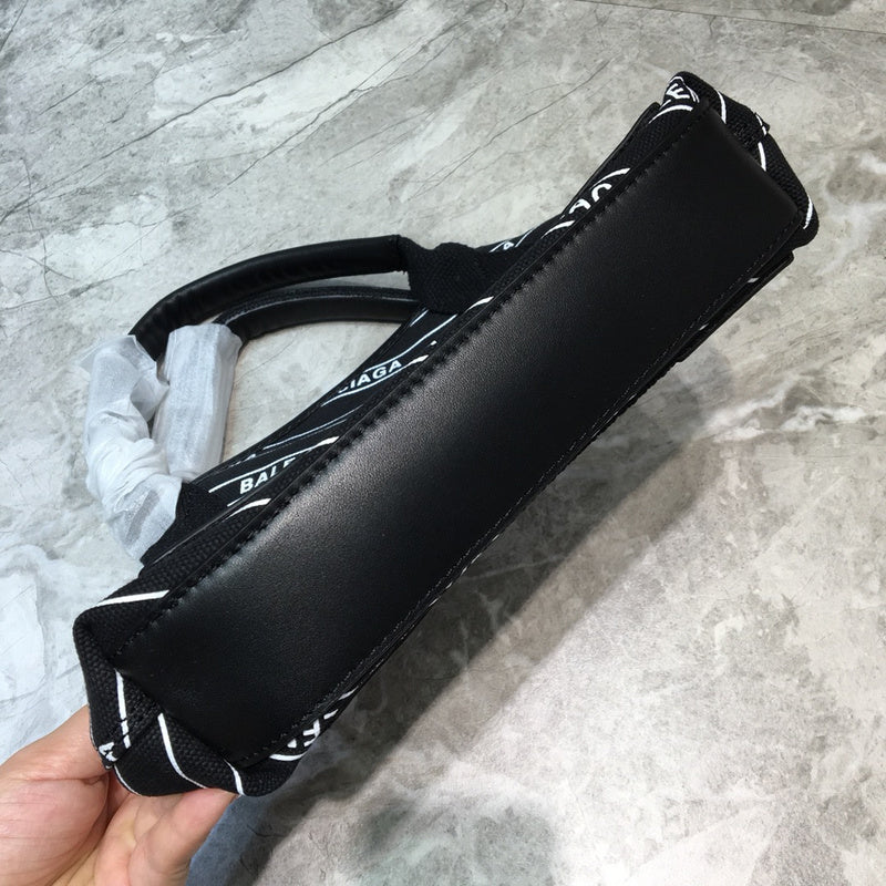 Contemporary Premium PU Leather Handbag - Signature Hardware Accents | Women's Premium Handbag #753 - hardware and detail close-up (image 5) of designer-inspired handbag