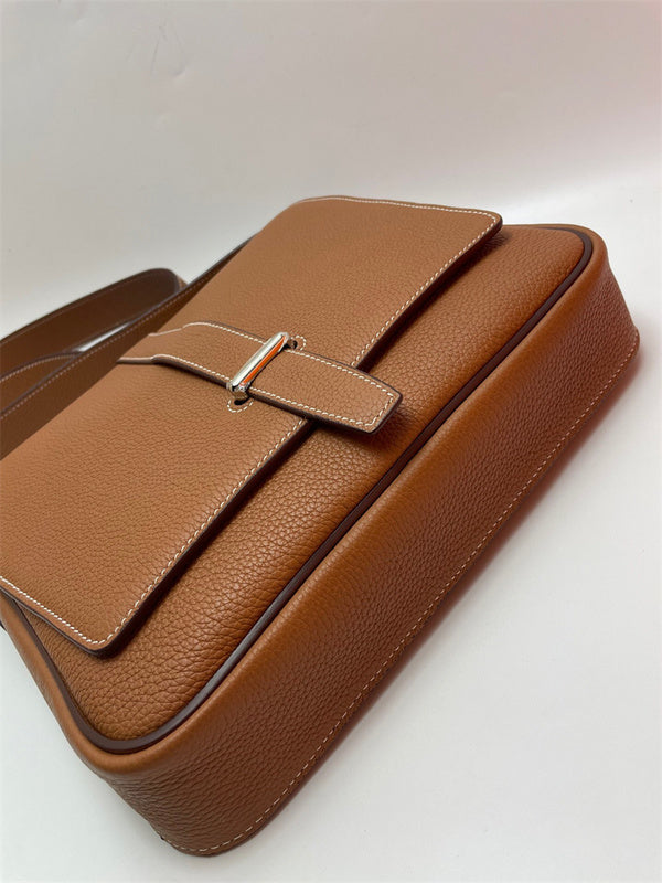  Curated shoulder bag front view 7