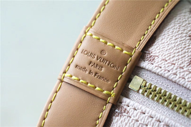  everyday crossbody bag detail view showing craftsmanship 8