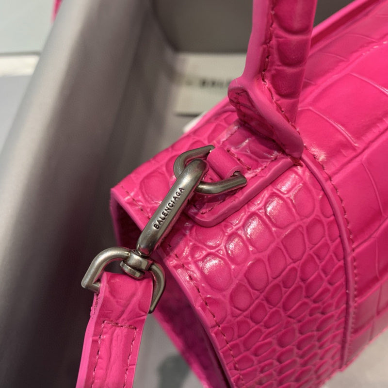 Zivas Charm Streamlined Design Statement Handbag (Refined Modern Silhouette) – Close-Up Detail