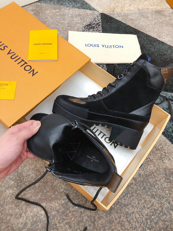 Full silhouette view of Louis Vuitton luxury piece style No.168