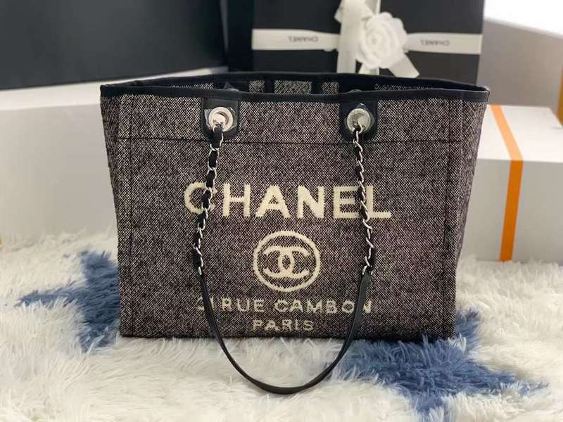 Zivas Charm Understated Luxury Luxury Handbag (Versatile Style Statement) – Detail View